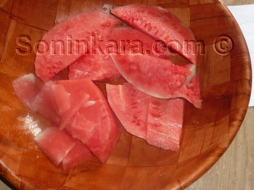 Cuisine: Gastronomie Soninké: Le sutun bote, un plat ancestral soninké à base de pastèque rouge et de haricot très facile à préparer